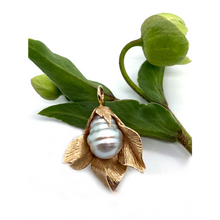 Load image into Gallery viewer, Rose Gold Flower Pendant With South Sea Baroque Pearl
